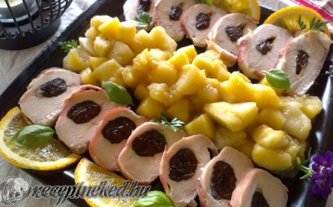 Aszalt szilvával töltött csirkemell baconköntösben, fűszeres almakompóttal