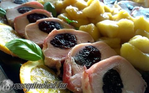 Aszalt szilvával töltött csirkemell baconköntösben, fűszeres almakompóttal