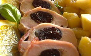 Aszalt szilvával töltött csirkemell baconköntösben, fűszeres almakompóttal