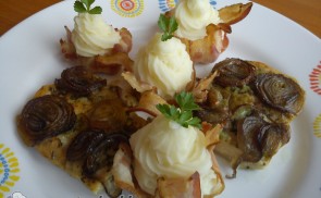 Kakukkfüves-lilahagymás csirkemell baconos burgonyamuffinnal