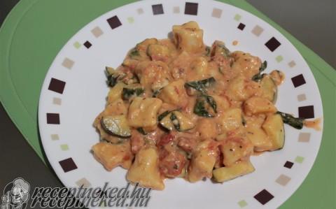 Tejszines gnocchi cukkinivel
