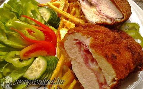 Sajttal, baconnal, füstölt tarjával töltött csirkemell