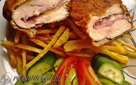 Sajttal, baconnal, füstölt tarjával töltött csirkemell