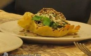 Saláta parmezánkosárban fűszeres túróval