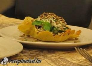 Saláta parmezánkosárban fűszeres túróval