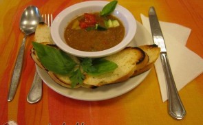 Gazpacho kenyérchipsszel