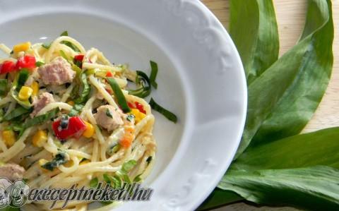 Tavaszi, tonhalas spagetti medvehagymával