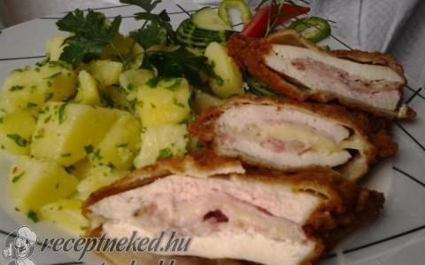 Mozzarellával, baconnel és sonkával töltött csirkemell