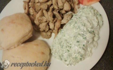 Gyros tzatzikivel és házi pitával