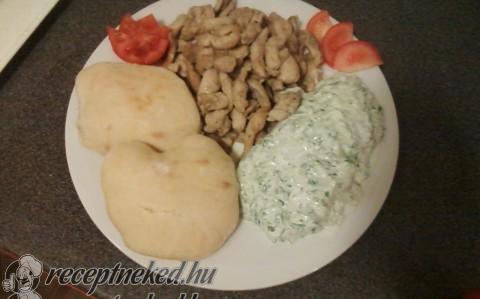 Gyros tzatzikivel és házi pitával