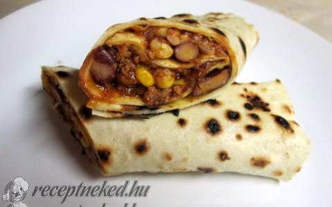 Chilis bab tortilla köntösben
