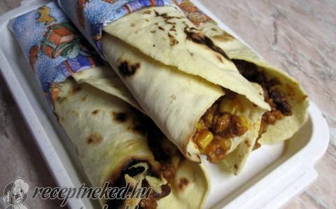 Chilis bab tortilla köntösben
