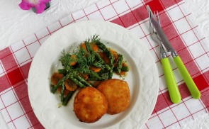 Kapros spárgasaláta rántott mozzarellával.