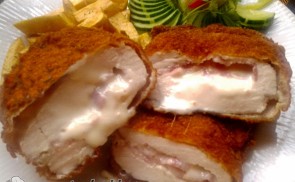 Camembert sajttal és baconnal töltött csirkemell