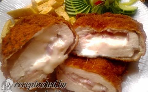Camembert sajttal és baconnal töltött csirkemell