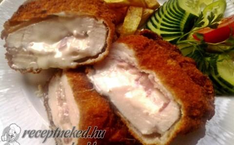 Camembert sajttal és baconnal töltött csirkemell
