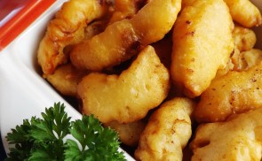 Csirkefalatok krémsajtos bundában