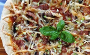 Gombás-szalonnás pizza