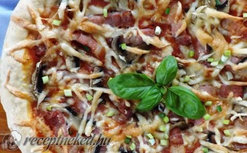Gombás-szalonnás pizza