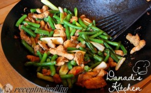 Chilis-fokhagymás csirke wokban