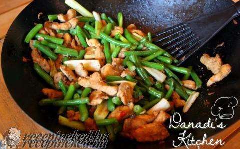Chilis-fokhagymás csirke wokban