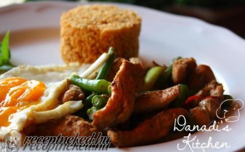 Chilis-fokhagymás csirke wokban