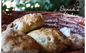 Olívás-zöldfűszeres focaccia