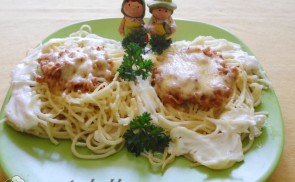 Spagettifészekre ültetett pörkölt