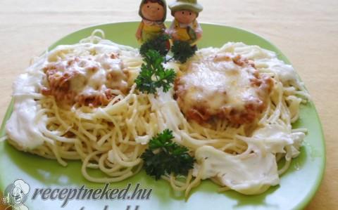 Spagettifészekre ültetett pörkölt