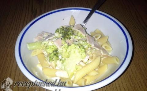 Tejszínes, sonkás, brokkolis penne