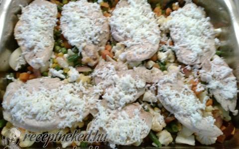 Mozzarellás csirkemellek zöldségágyon