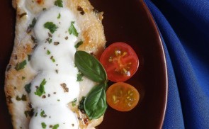 Grillezett petrezselymes-mozzarellás csirkemell