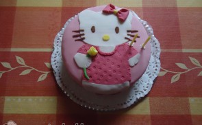 Eperkrémes Hello Kitty torta