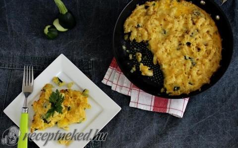 Cukkinis-tésztás frittata.