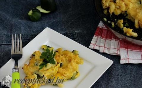 Cukkinis-tésztás frittata.