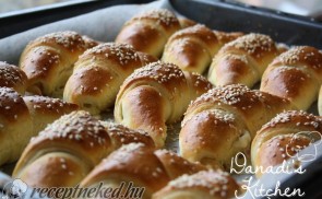 Töltött szezámmagos kifli