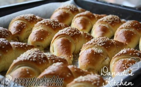 Töltött szezámmagos kifli
