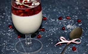 Kókuszos panna cotta gránátalmával.