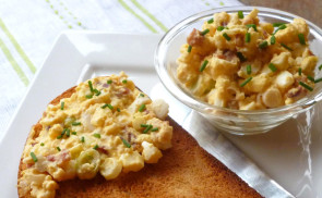 Baconos, újhagymás tojáskrém pirított házikenyér szeleten