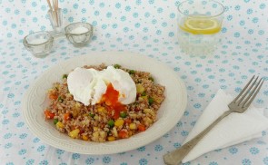 Zöldséges bulgur buggyantott tojással