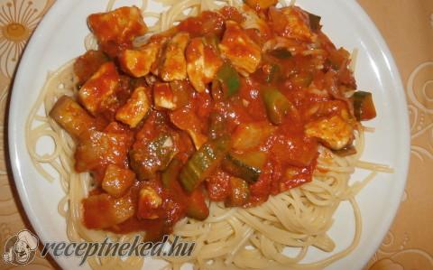 Paradicsomszószos zöldséges csirkemell spagettivel