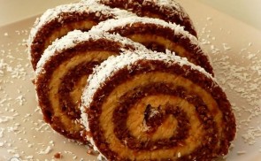 Keksztekercs rumos-kókuszos krémmel