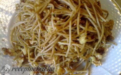 Csípős spagetti dióval