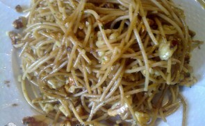 Csípős spagetti dióval