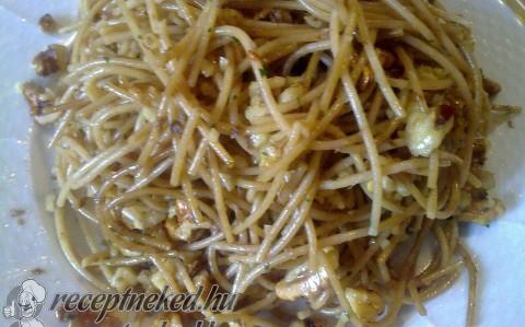 Csípős spagetti dióval