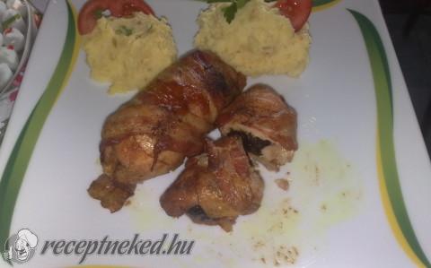 Aszalt szilvás-mozarellás sertéstarja baconbe tekerve