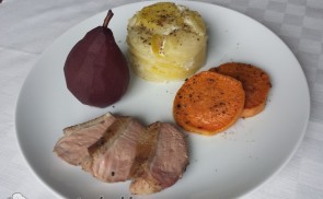 Rosé kacsamell fűszeres vörösborban párolt körtével és burgonya variációkkal