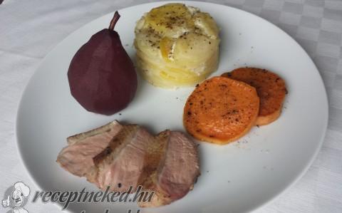 Rosé kacsamell fűszeres vörösborban párolt körtével és burgonya variációkkal