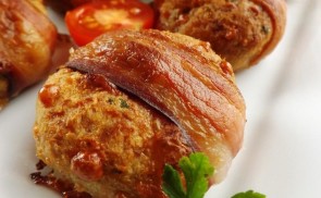 Sajtos fasírtgolyók baconbe tekerve