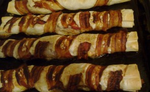 Baconba göngyölt rétes pikáns töltelékkel